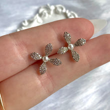 Load image into Gallery viewer, Cute Flower Studs