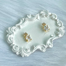 Load image into Gallery viewer, Flower Square Studs