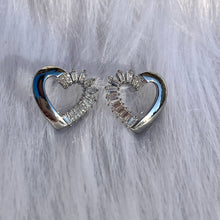 Load image into Gallery viewer, Frosted Heart Studs