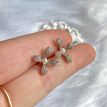 Load image into Gallery viewer, Cute Flower Studs