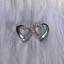 Load image into Gallery viewer, Frosted Heart Studs