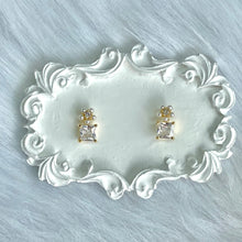 Load image into Gallery viewer, Flower Square Studs